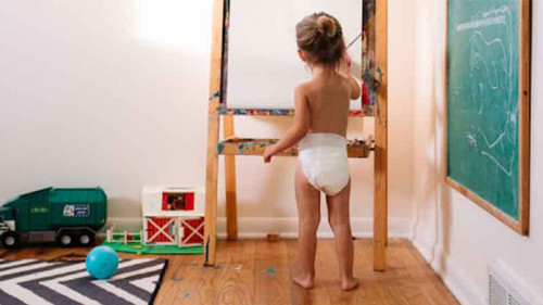 چرا کودکان تمایل دارند لباسهای خود را از تن در بیاورند؟
